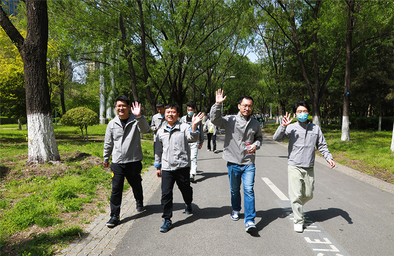 2023年5月6日，东北公司于沈阳奥林匹克生态公园开展“沐春健步走 ，转型再出发” 徒步行活动。