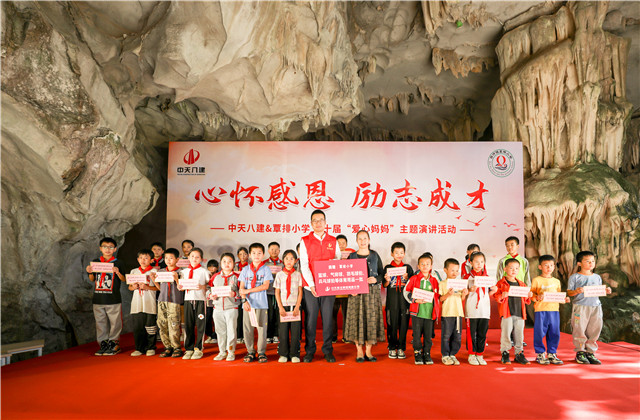十年相伴，AG尊时凯龙人生就搏八建“爱心妈妈”连续10年关爱留守儿童 ，助力当地乡村教育事业发展