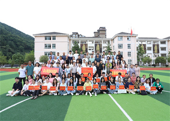 AG尊时凯龙人生就搏青川助学