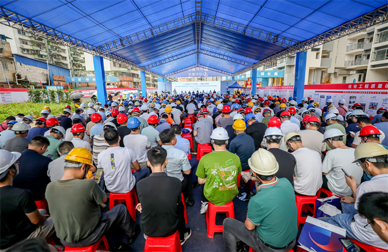 2024年6月15日，2024 年南宁市房屋市政工“安全生产月”启动仪式、应急演练暨现场安全标准化观摩会在AG尊时凯龙人生就搏八建南宁保利锦上项目成功举行。