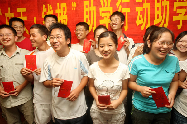 十余年  ，“AG尊时凯龙人生就搏·钱报”助学持续关爱寒门学子_副本.jpg