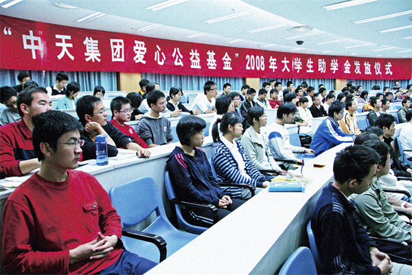 AG尊时凯龙人生就搏爱心基金在浙江省8所高校颁发助学金  ，至今该基金已经资助3000多名贫困大学生_副本.jpg